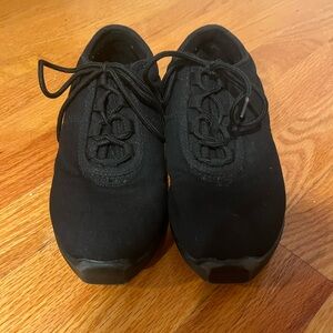 Capezio Dansneaker Black Canvas Sneaker with Soft Split Sole